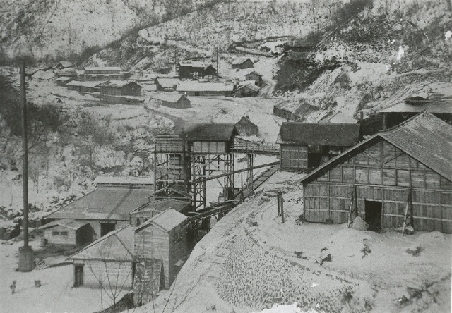 02-1栗木鉄山第二高炉付近(明治41年12月15日).jpg 02-1栗木鉄山第二高炉付近(明治41年12月15日).jpg